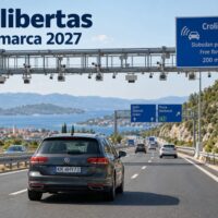 Samochód z polską tablicą pod portalem Crolibertas na chorwackiej autostradzie